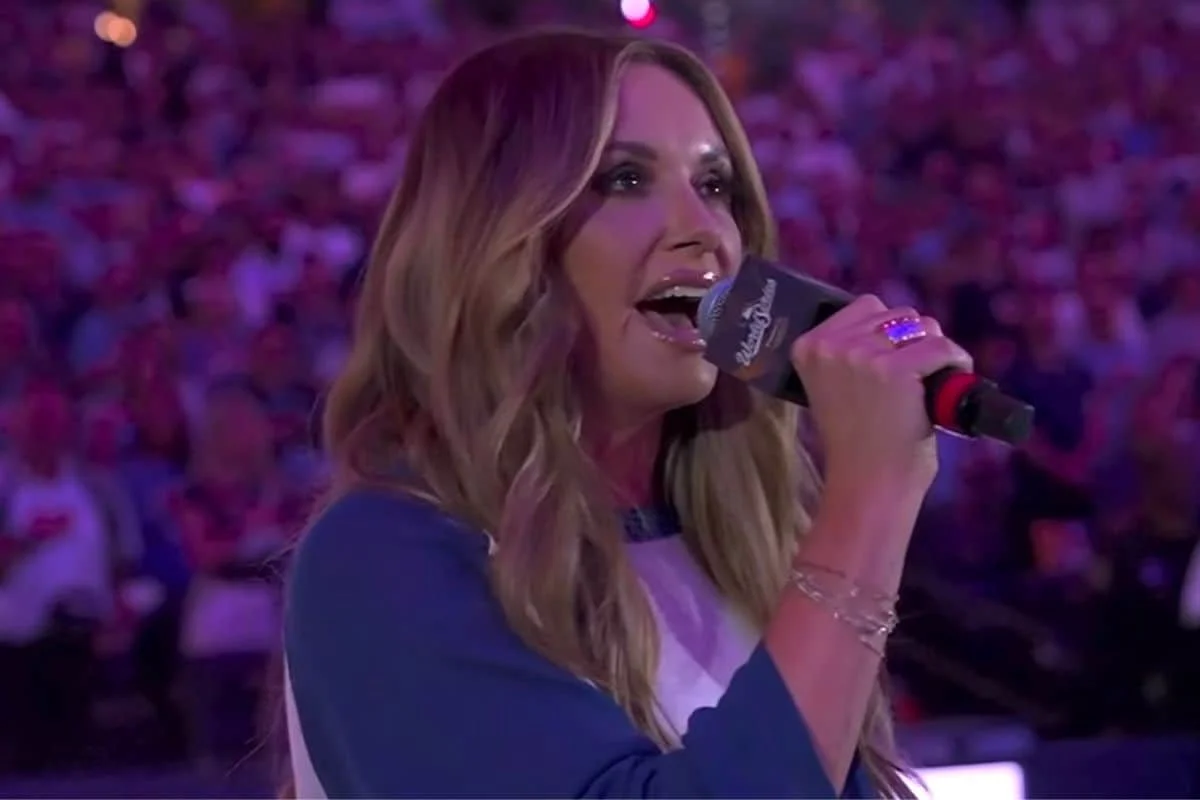 Carly Pearce zingt volkslied bij derde wedstrijd World Series
