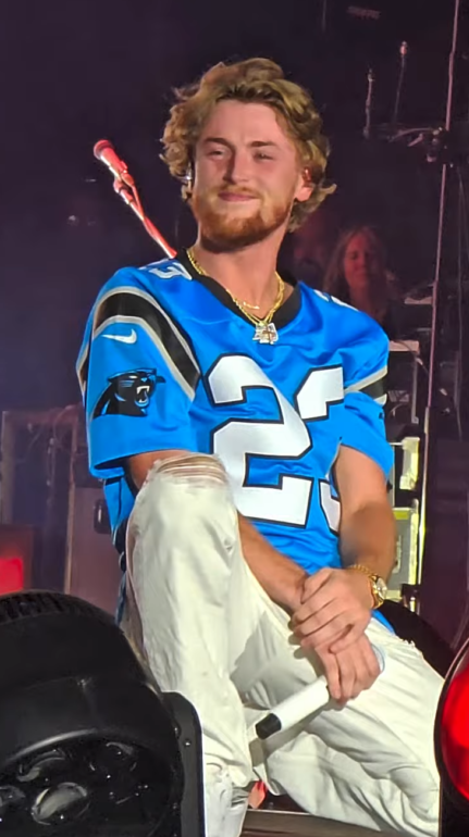 Bailey Zimmerman performing Where It Ends.png?utm source=commons.wikimedia