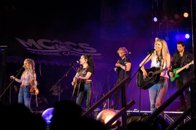 Runaway June — portret